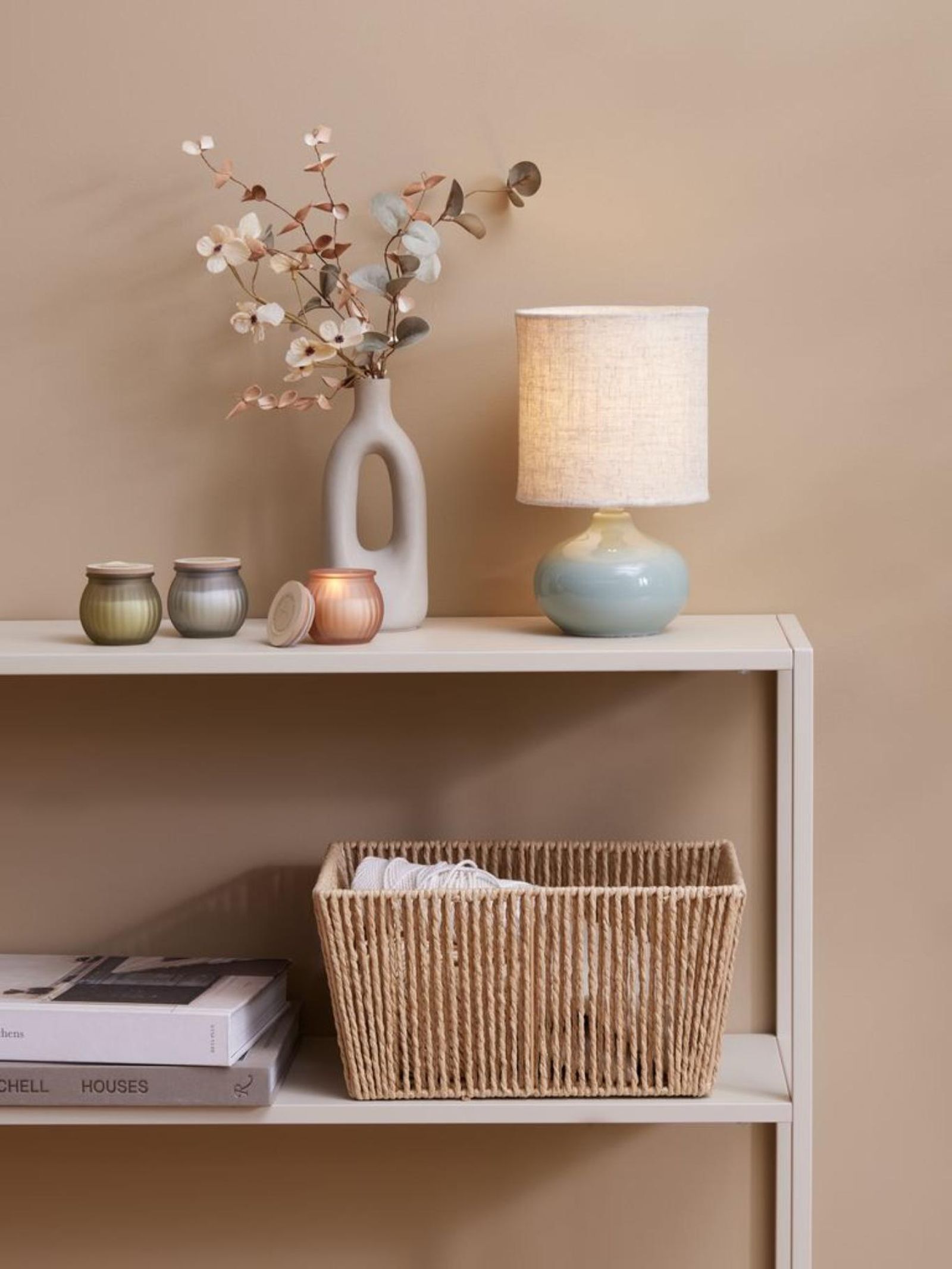 Mueble con lámpara, velas y jarrón INGEMAR. Mueble con lámpara, velas y jarrón INGEMAR.