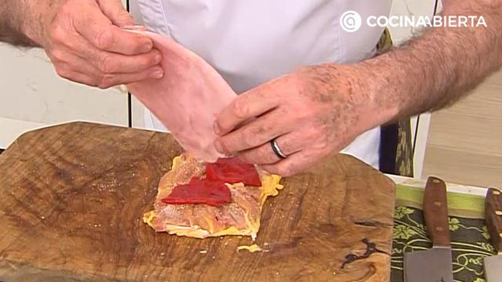 muslos de pollo al horno rellenos de jamon y pimientos receta karlos arguinano karl67590321 paso2