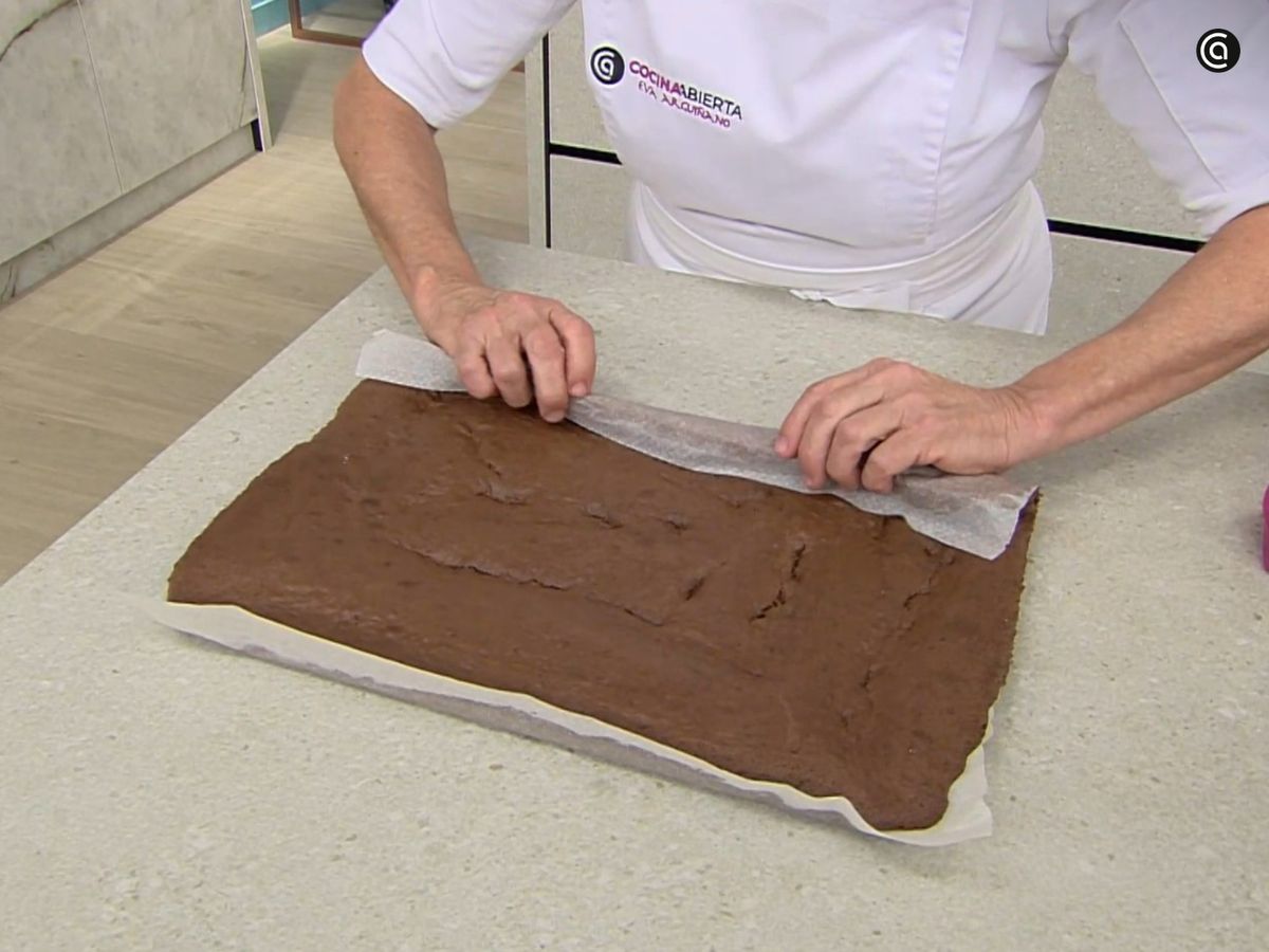 Enrolla el bizcocho en caliente