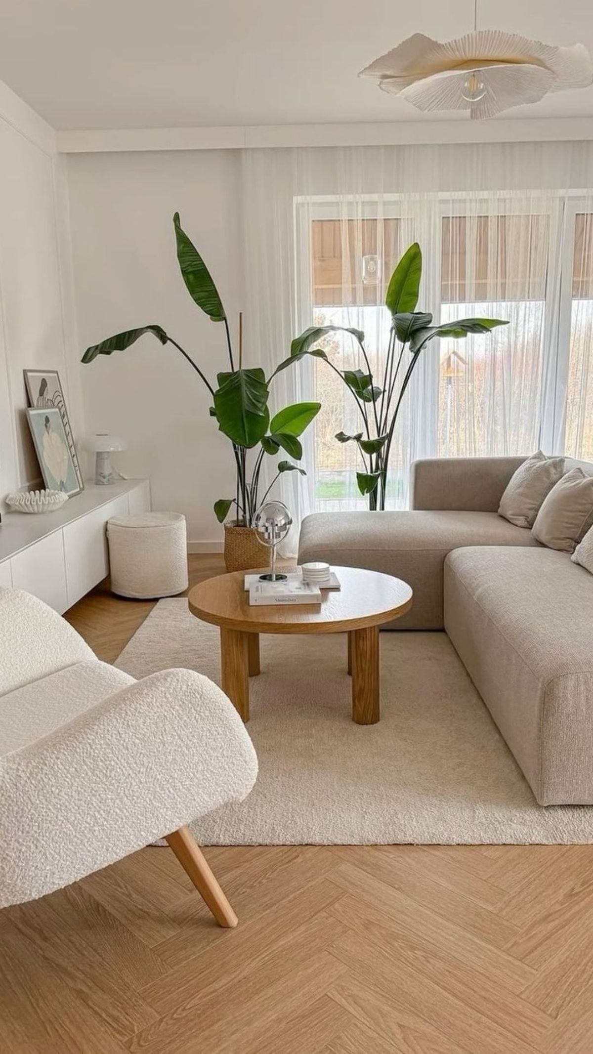 Salón con sofá beige