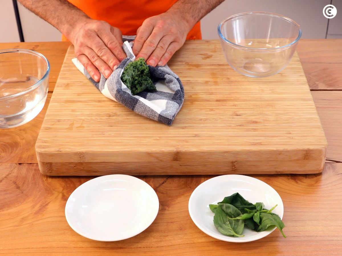 Limpiar y secar bien las hojas de kale para hacer el pesto