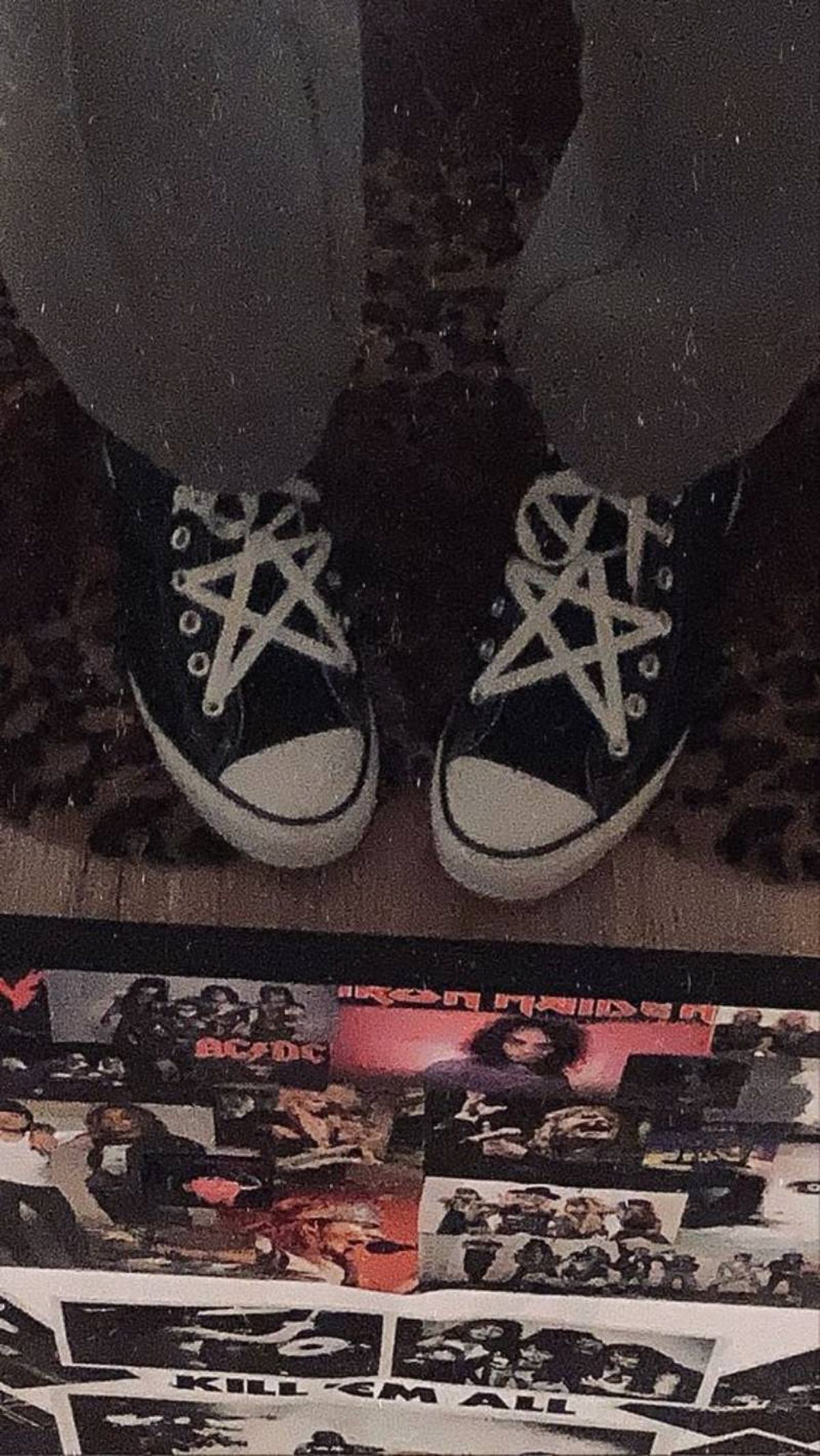 Adolescente con los cordones de las zapatillas atados en forma de estrella. / Pinterest アンナ