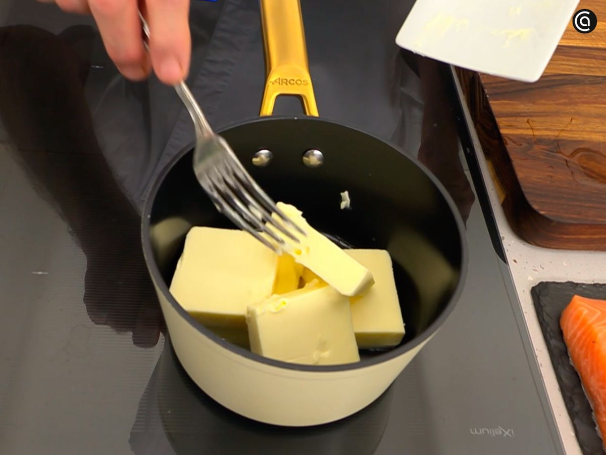 Calienta la mantequilla hasta que se funda y deja reposar para que se separe el suero