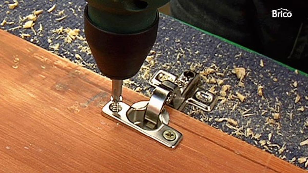 Como cambiar las bisagras de un armario paso a paso 7