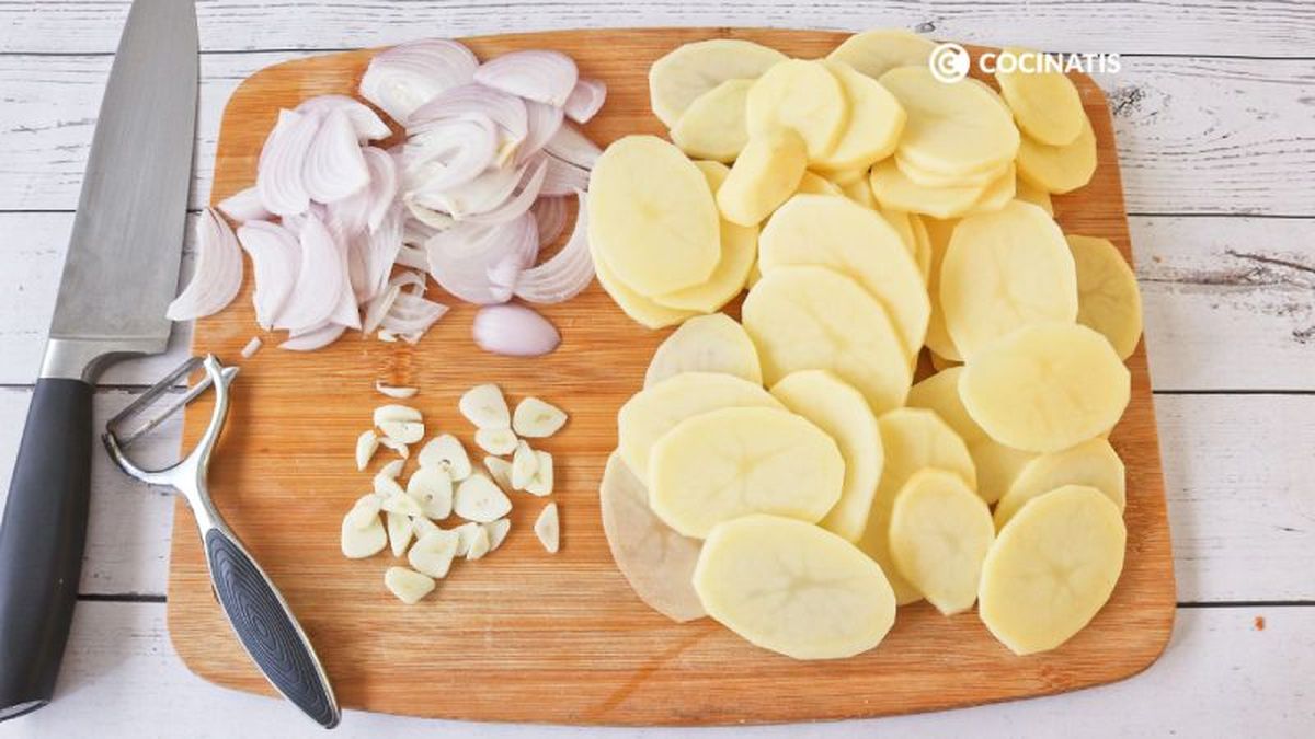 Patatas, cebolla y ajo en rodajas finas