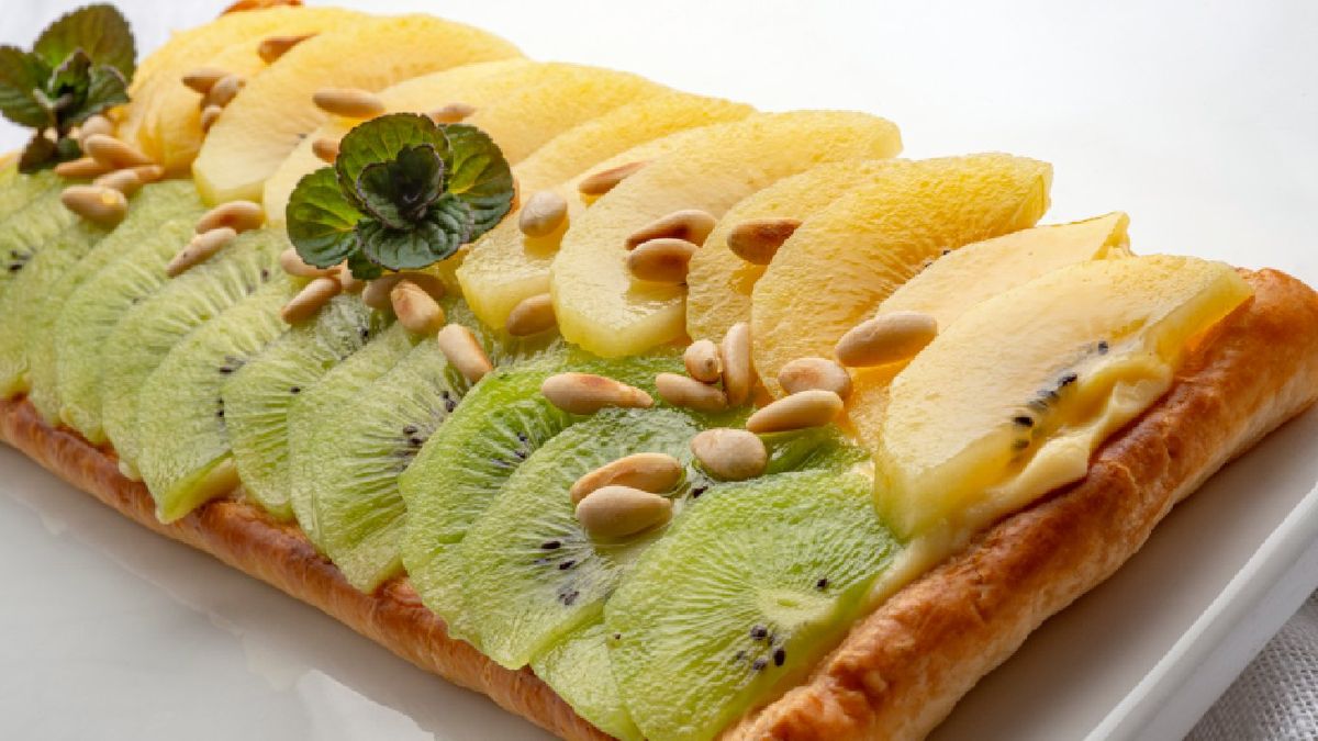 Esta banda de hojaldre con kiwi es ideal para cuando no sabes qué preparar, pero quieres hacer algo diferente
