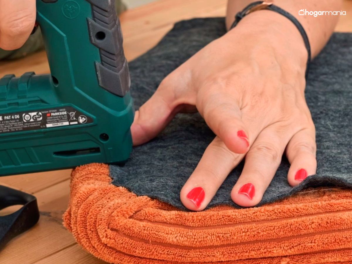 Grapa el fieltro para proteger el tapizado de la silla