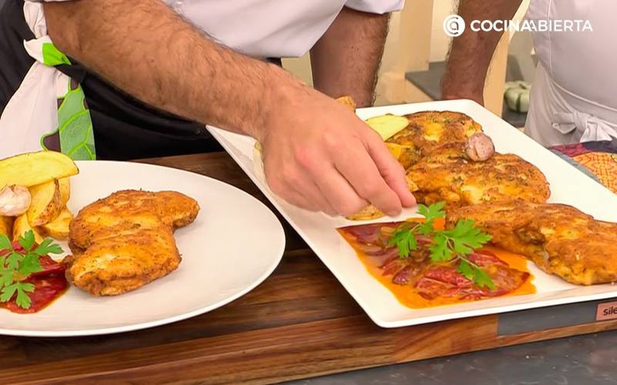 Sirve el cachopo con patatas fritas con piel y pimientos