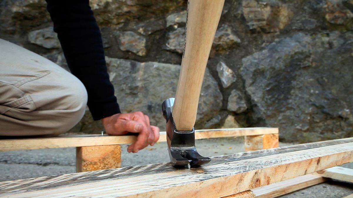 Sacar clavos de la madera paso 1