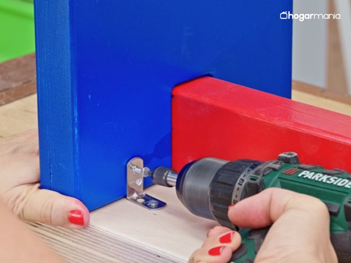 Fija la encimera con escuadras metálicas para dar estabilidad al conjunto.