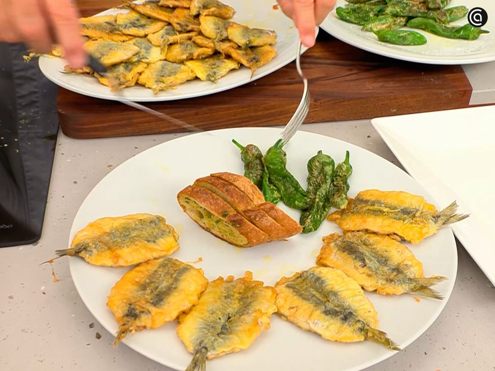 Acompaña las sardinas con pimientos verdes, y adorna con perejil.