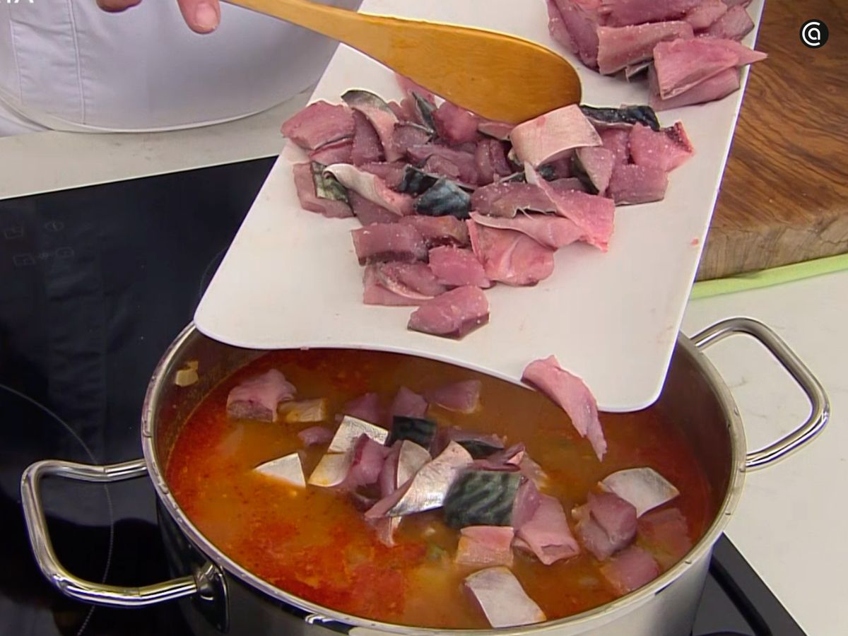 Agrega la caballa a la cazuela para que se cocine