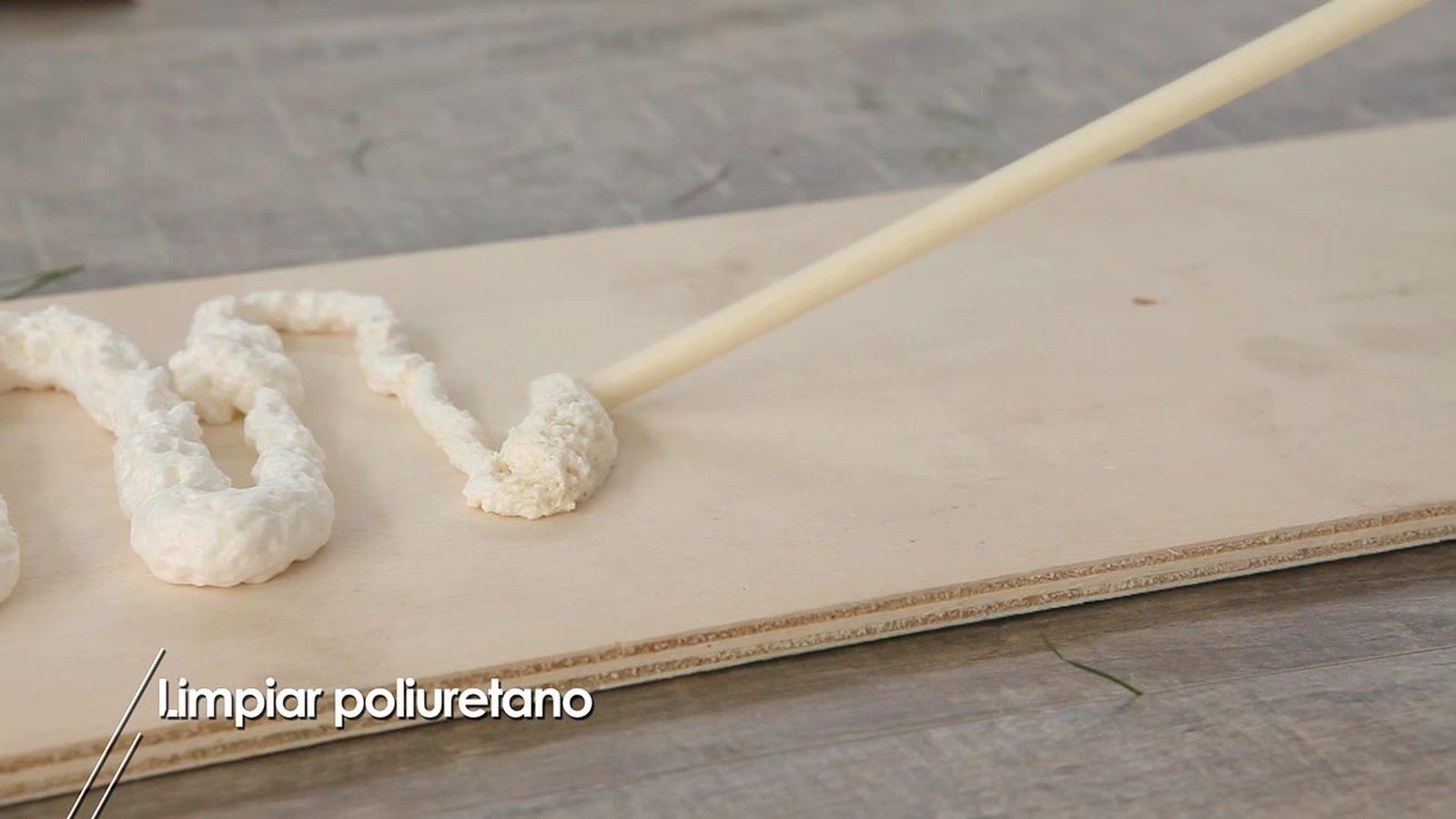 Como limpiar la canula del bote de espuma de poliuretano paso 1