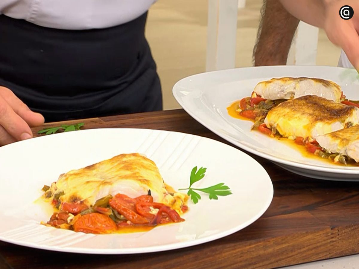 Después de gratinarla al horno la merluza con salsa holandesa adquiere un delicioso color dorado.