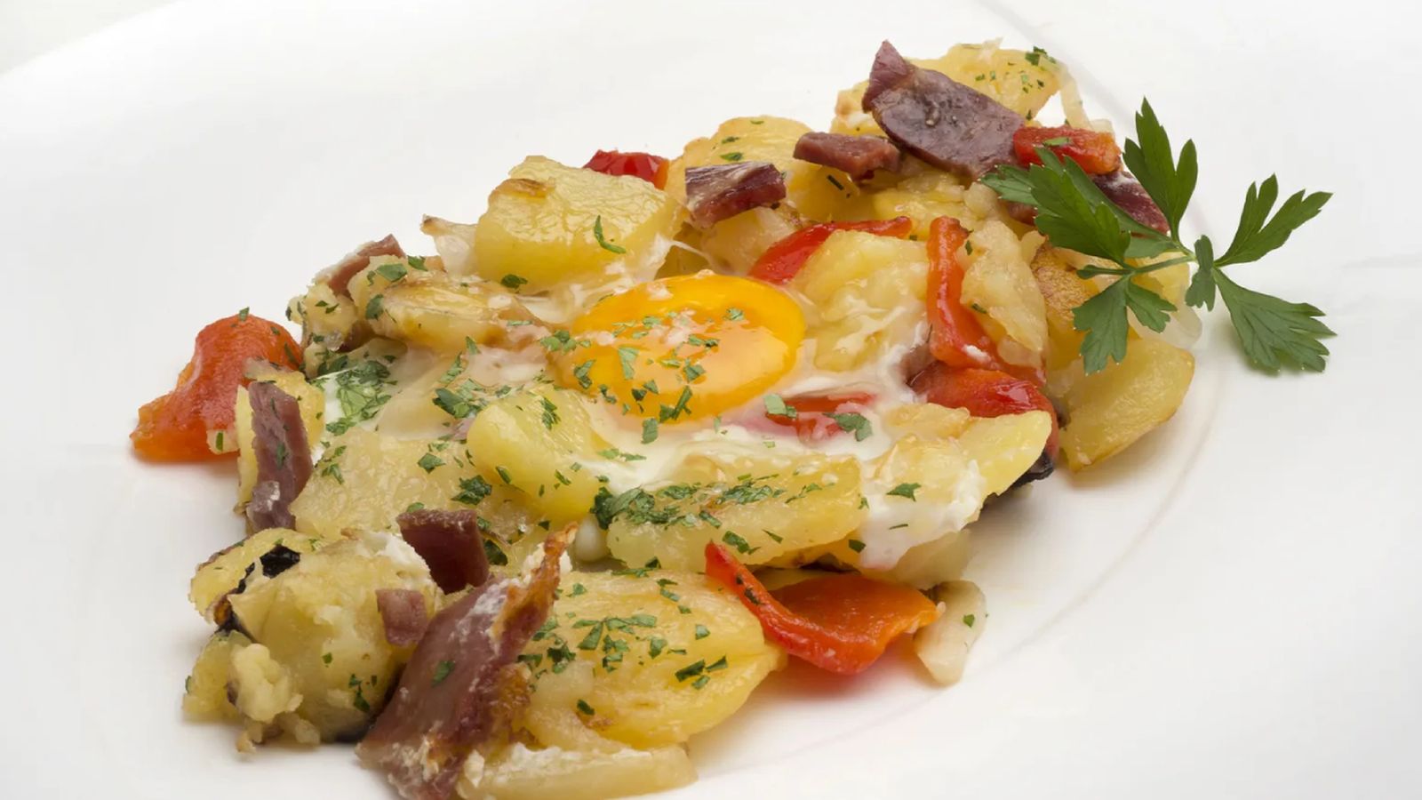 Revuelto de patatas con pimientos y huevo