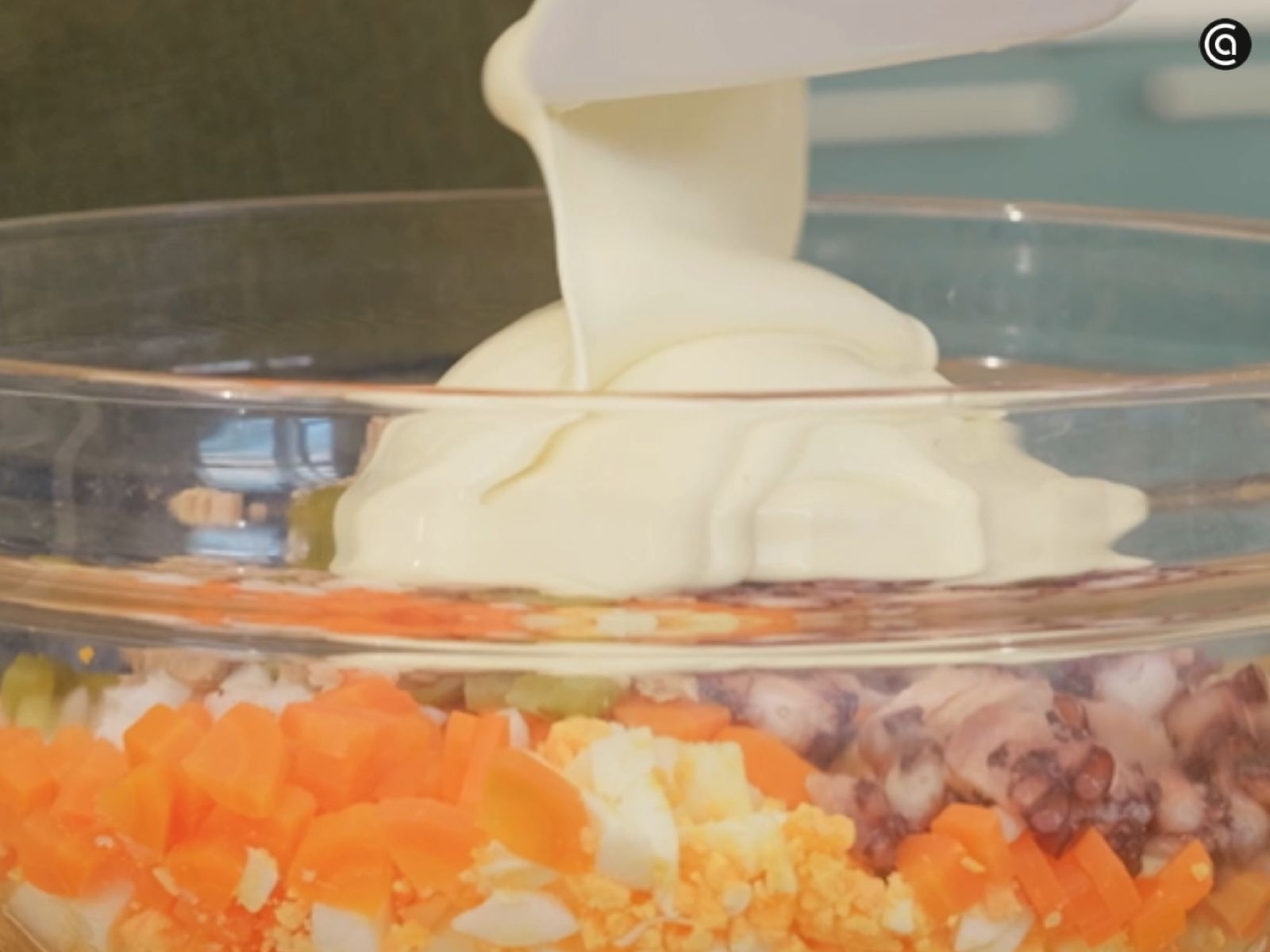 La mayonesa se vierte sobre la mezcla para ligar la ensaladilla.