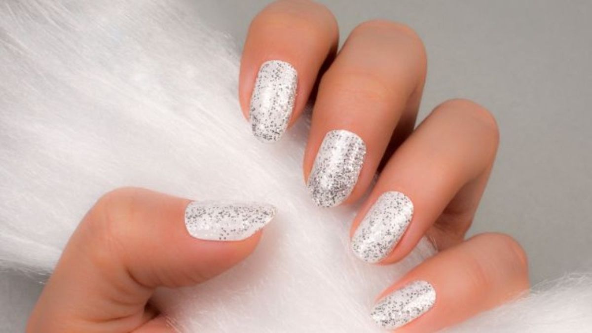 Uñas de Navidad plateadas con glitter