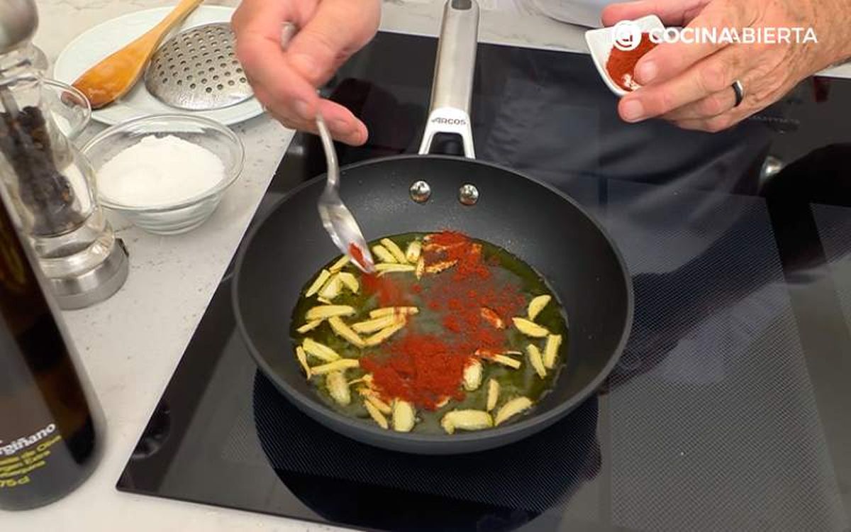 Añade pimentón dulce o picante