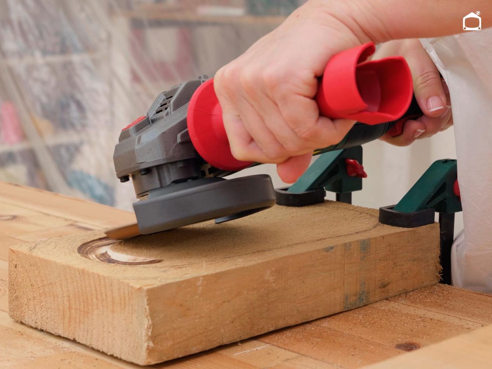 Hacer la bandeja de madera con la amoladora. Hacer la bandeja de madera con la amoladora.