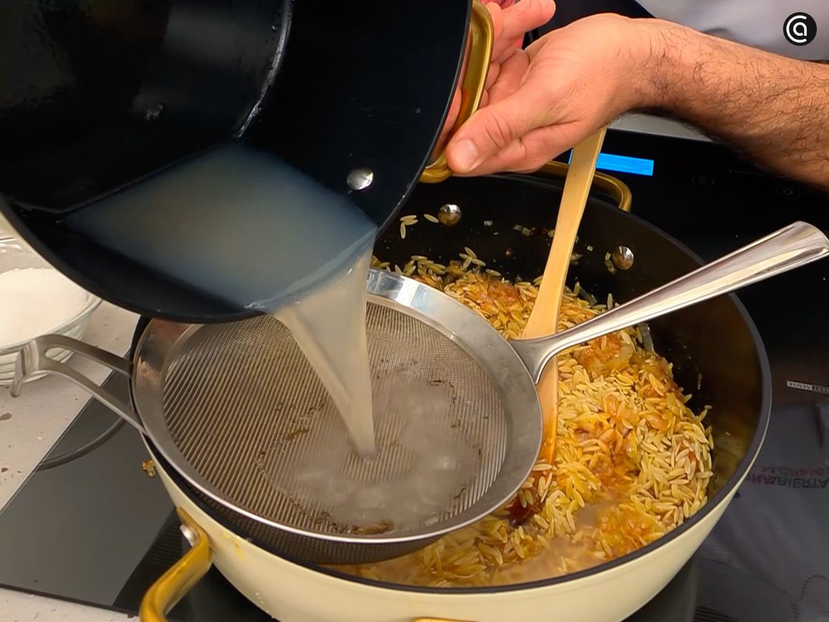 Añade la pasta y deja cocer con el caldo de pescado y de mejillones