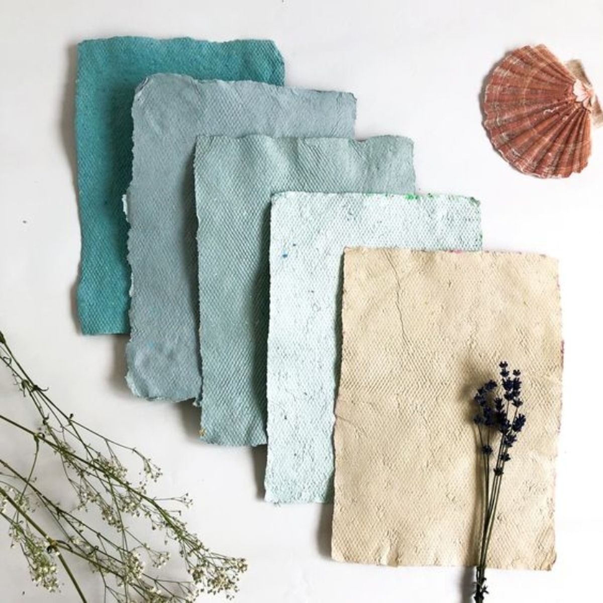 Papeles reciclados en tonos azules.