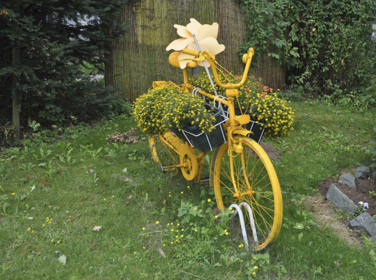 Decorar jardines con bicicletas 14
