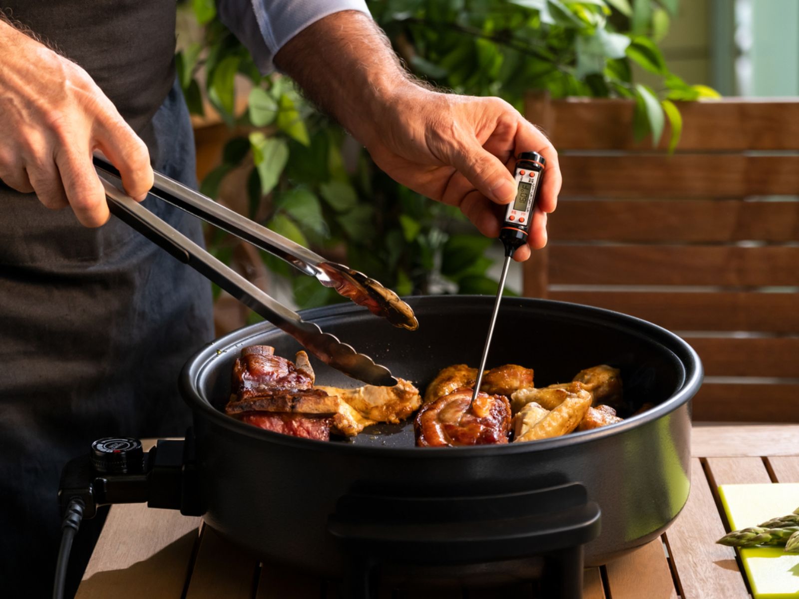 Comprobación de la temperatura interna de la carne para garantizar una cocción segura. Comprobación de la temperatura interna de la carne para garantizar una cocción segura.
