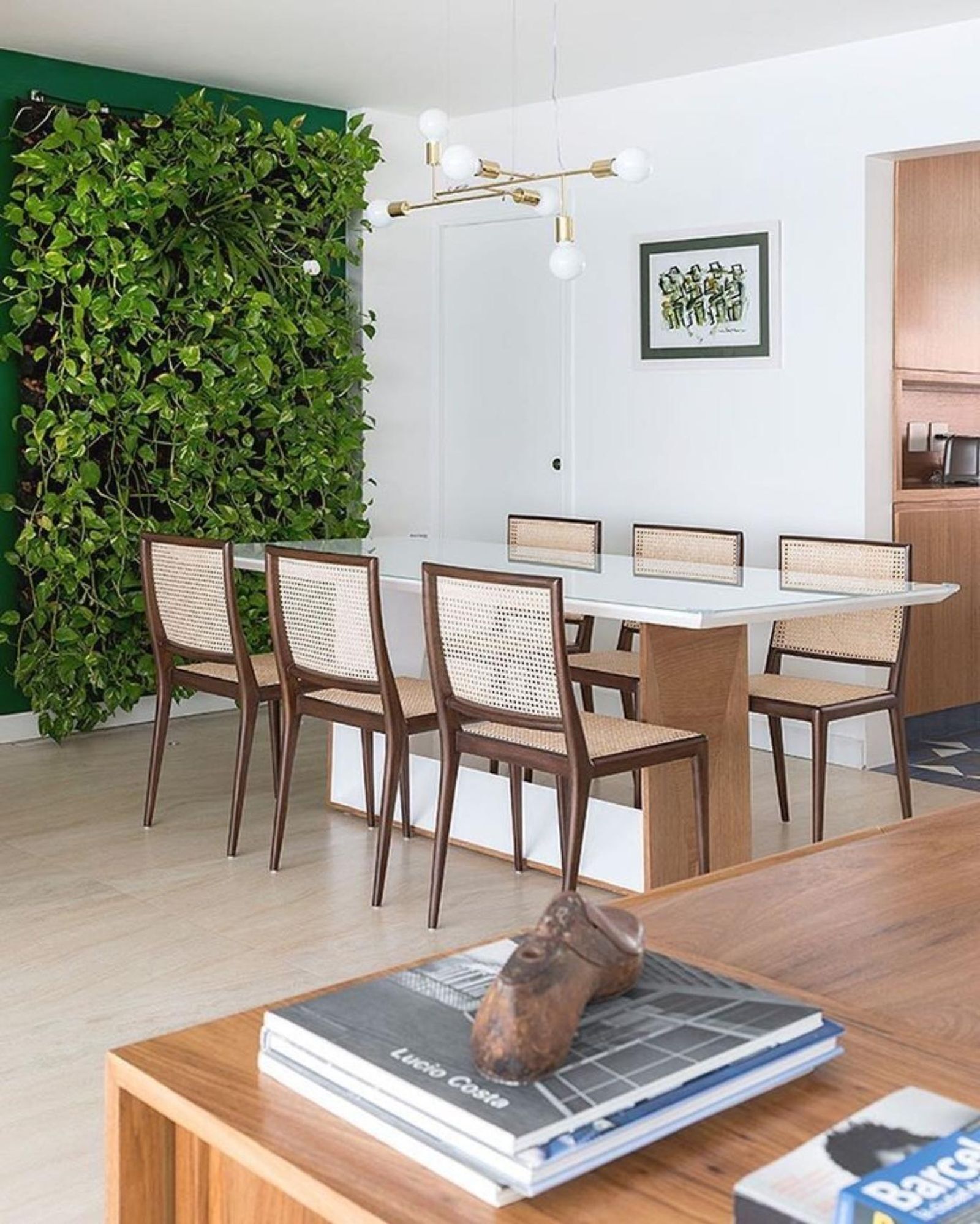 Salón acogedor con jardín vertical. Salón acogedor con jardín vertical.