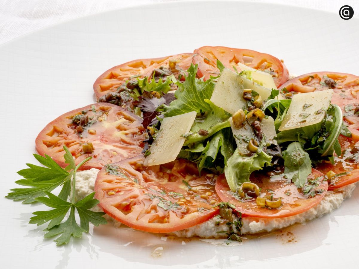 Carpaccio de tomate sobre crema de anacardo