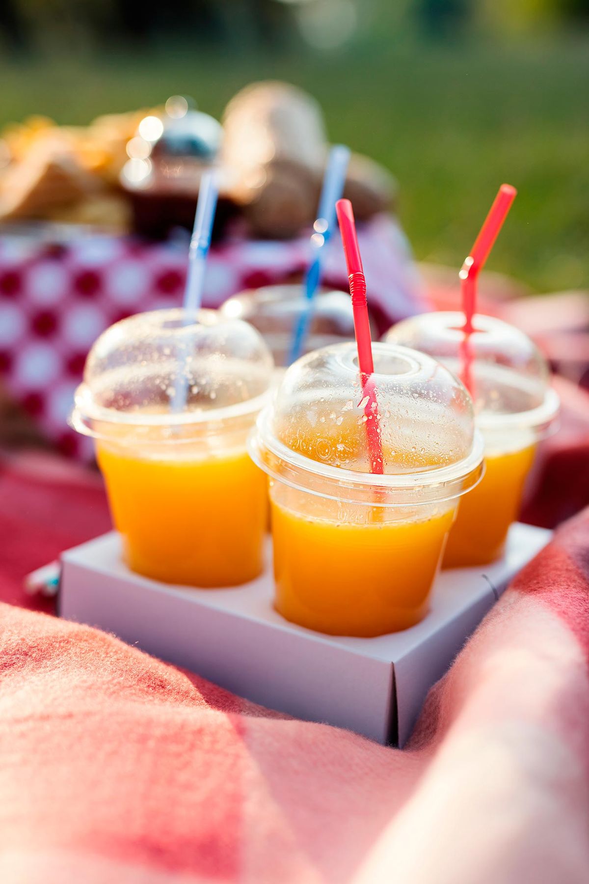 decorar mesa picnic vasos