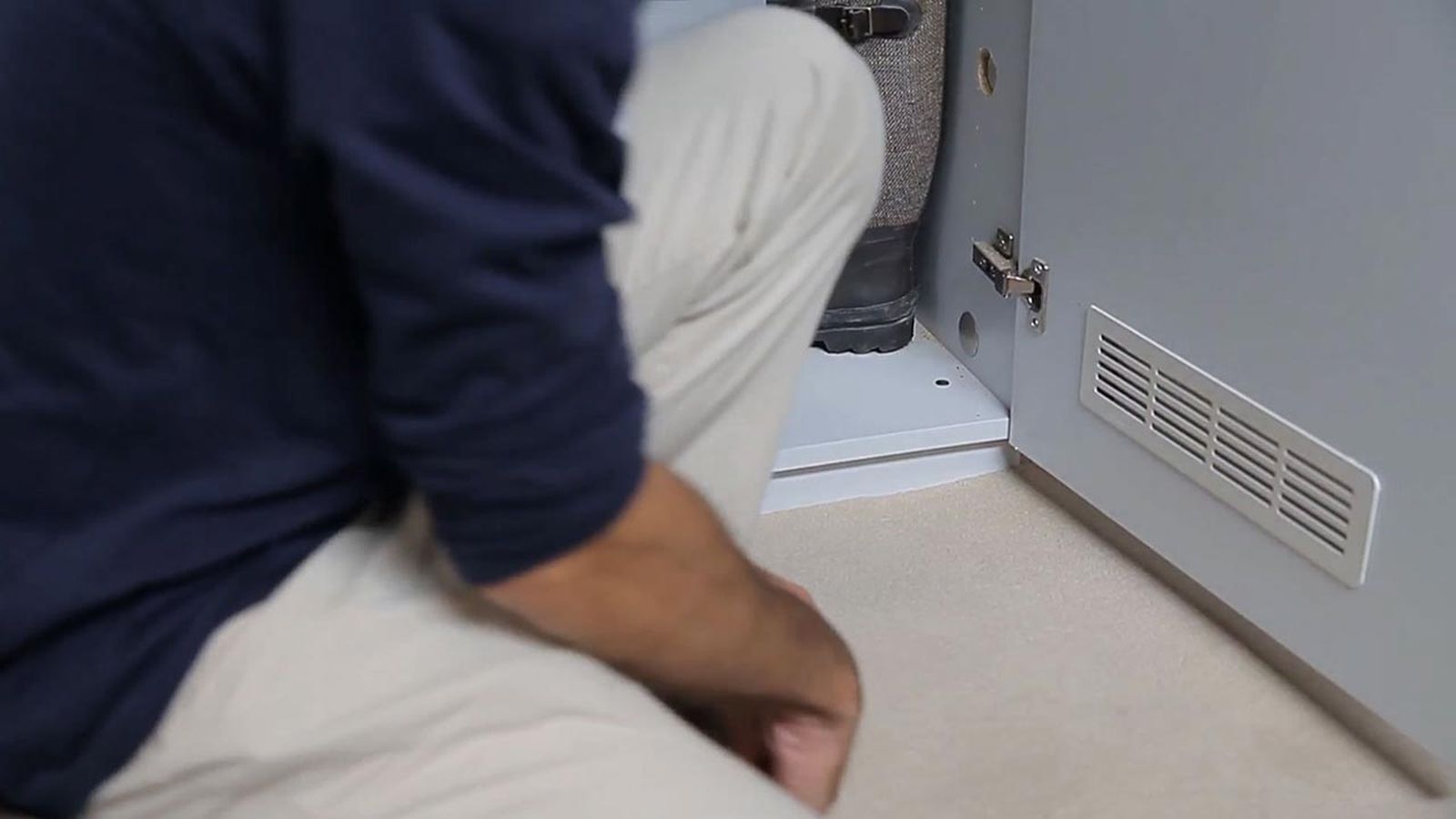 Colocar una rejilla de ventilación en un armario paso 8 Colocar una rejilla de ventilación en un armario paso 8