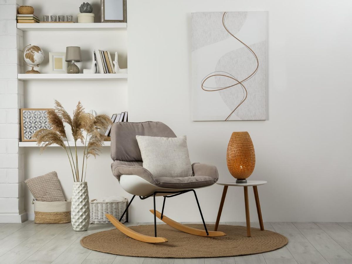 Rincón del salón con decoración en madera y complementos grises.