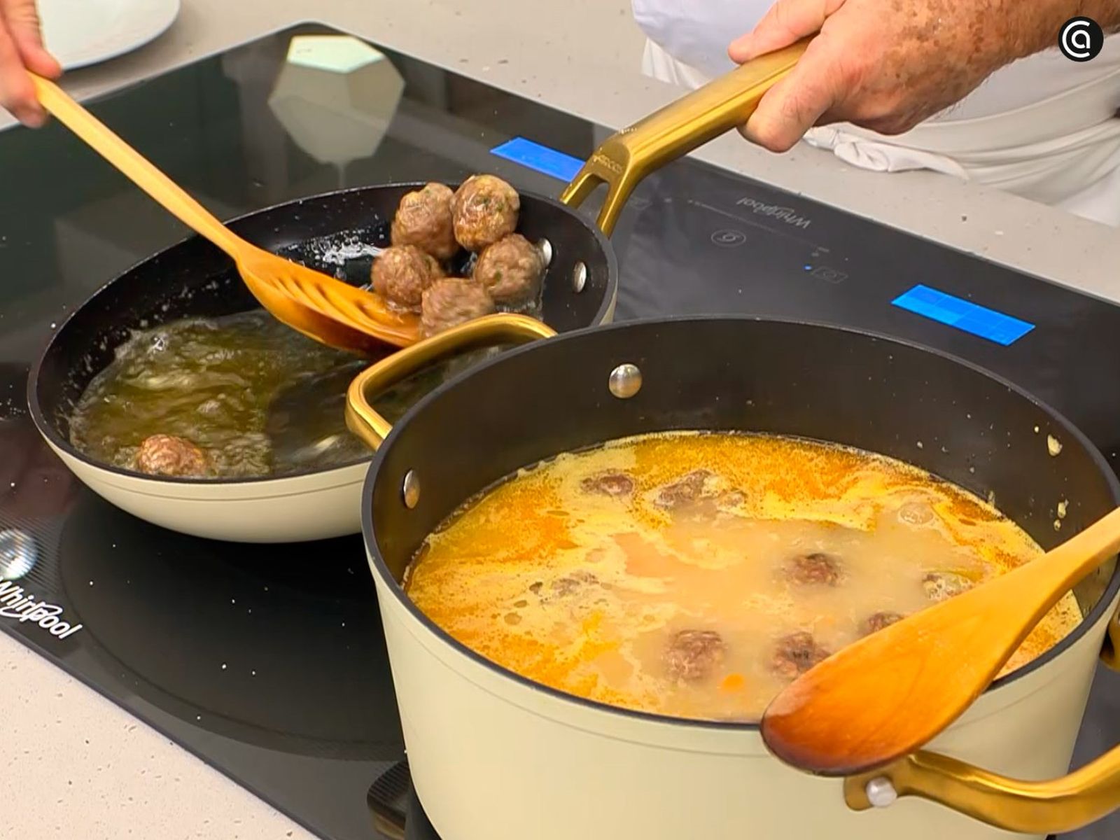 Agrega los fideos y las albóndigas de carne a la sopa y cocina
