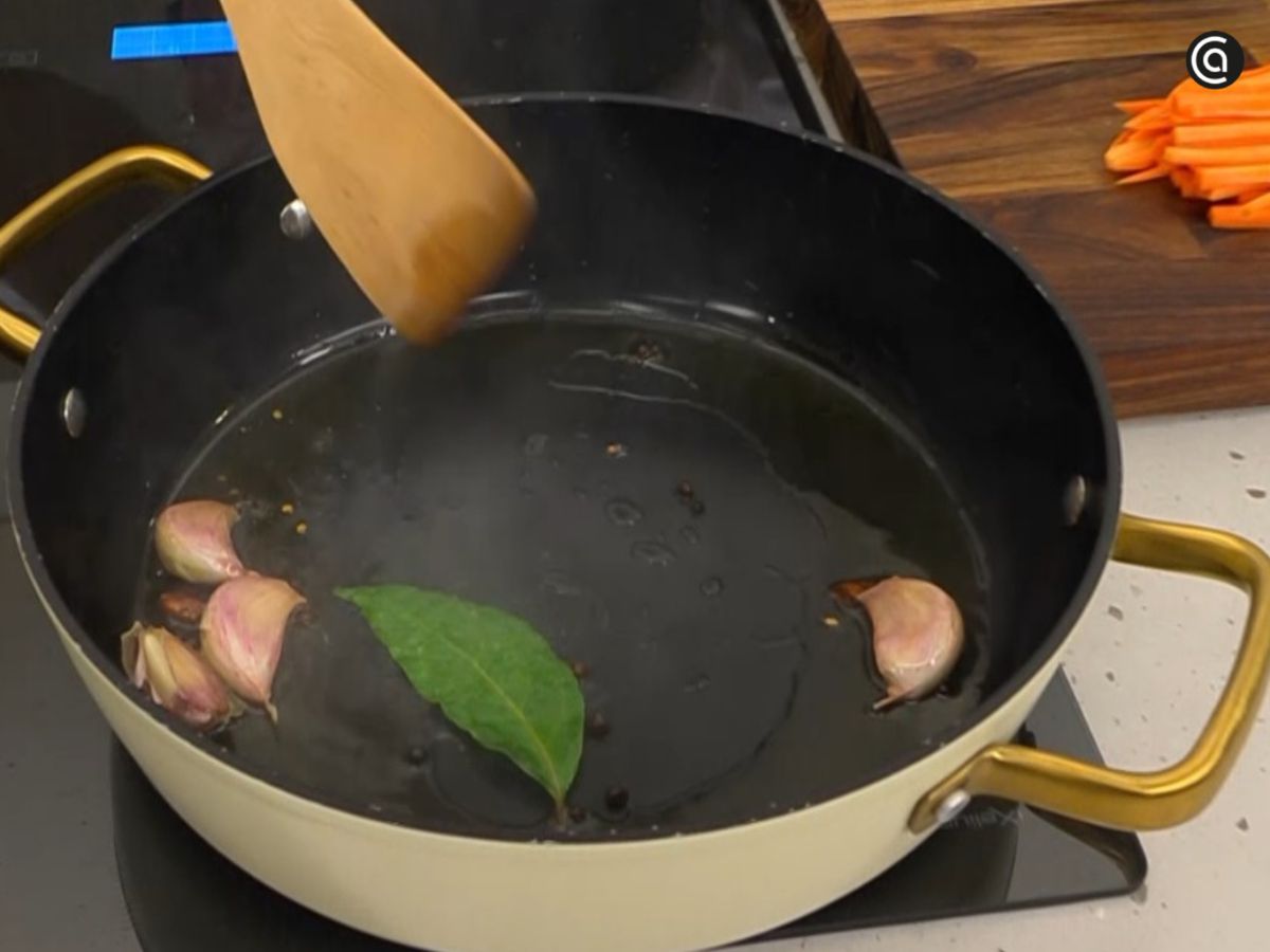 Pimienta, guindilla y laurel servirán para aromatizar el aceite.