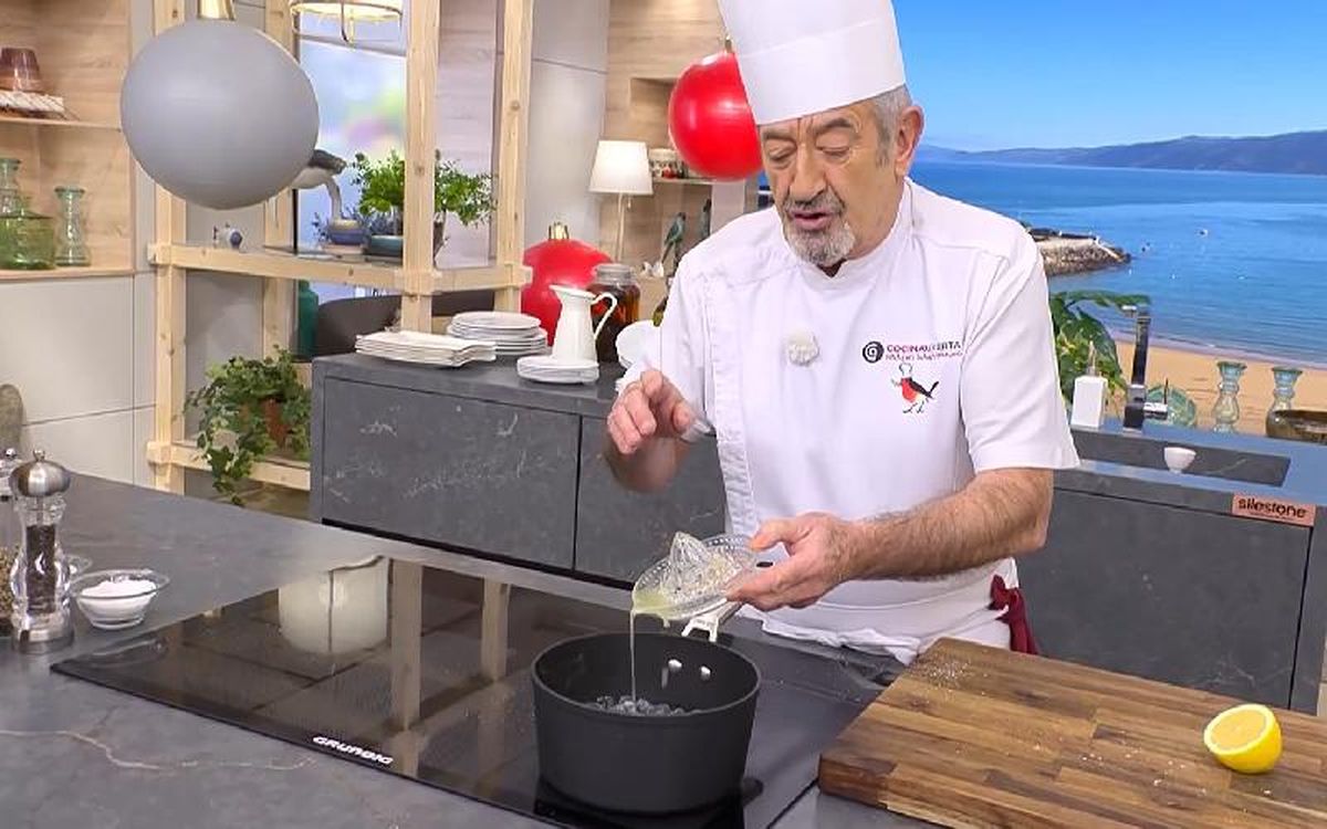 Echa zumo de medio limón a los arándanos y el azúcar