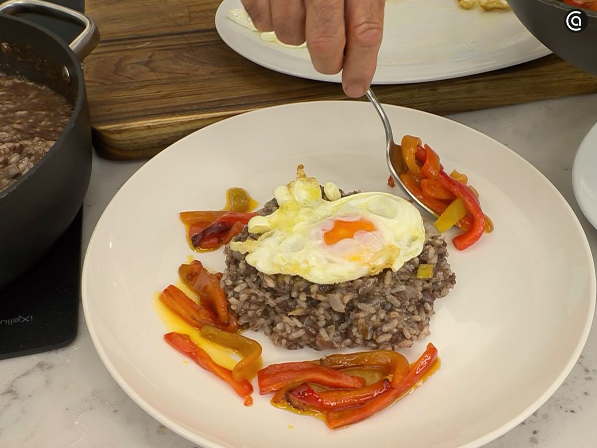 Arroz con morcilla, huevos fritos y pimientos rojos