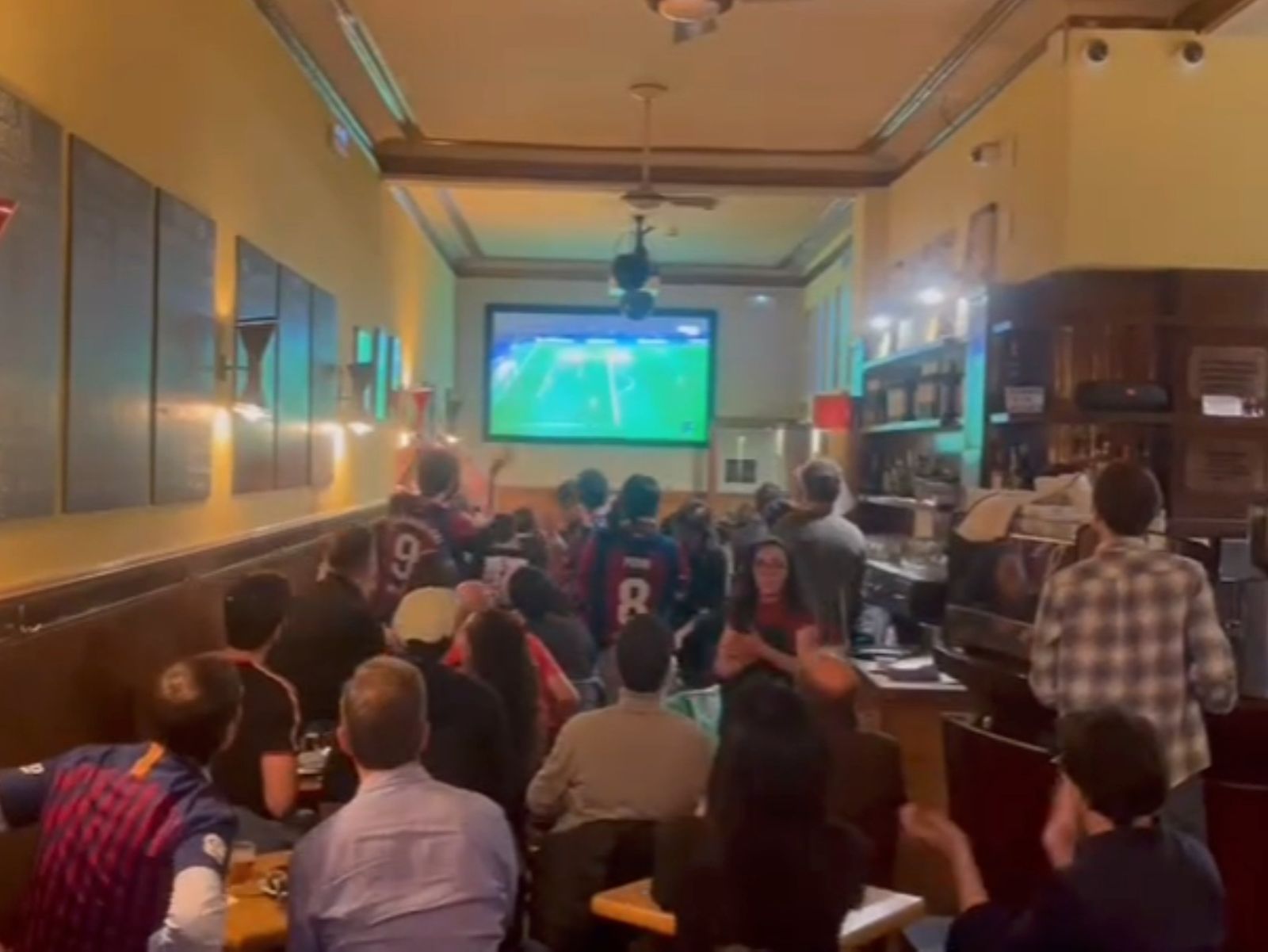 El Roure se ha convertido en un punto de encuentro para los aficionados del F.C.Barcelona El Roure se ha convertido en un punto de encuentro para los aficionados del F.C.Barcelona