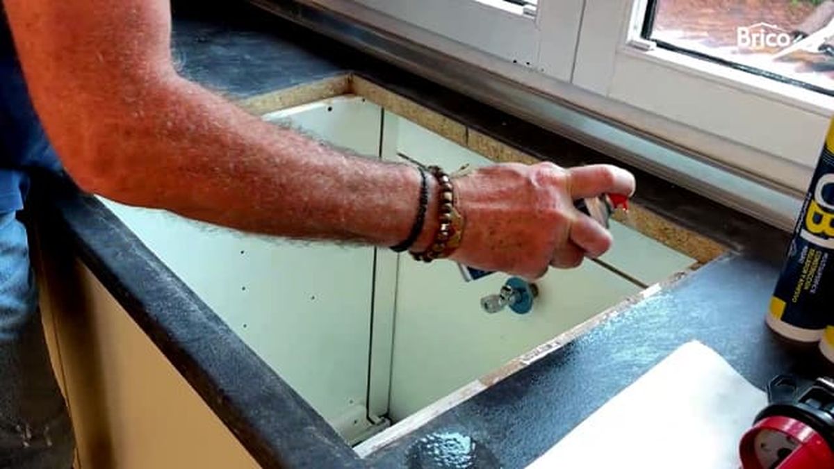 pegar fregadero sobre encimera 3