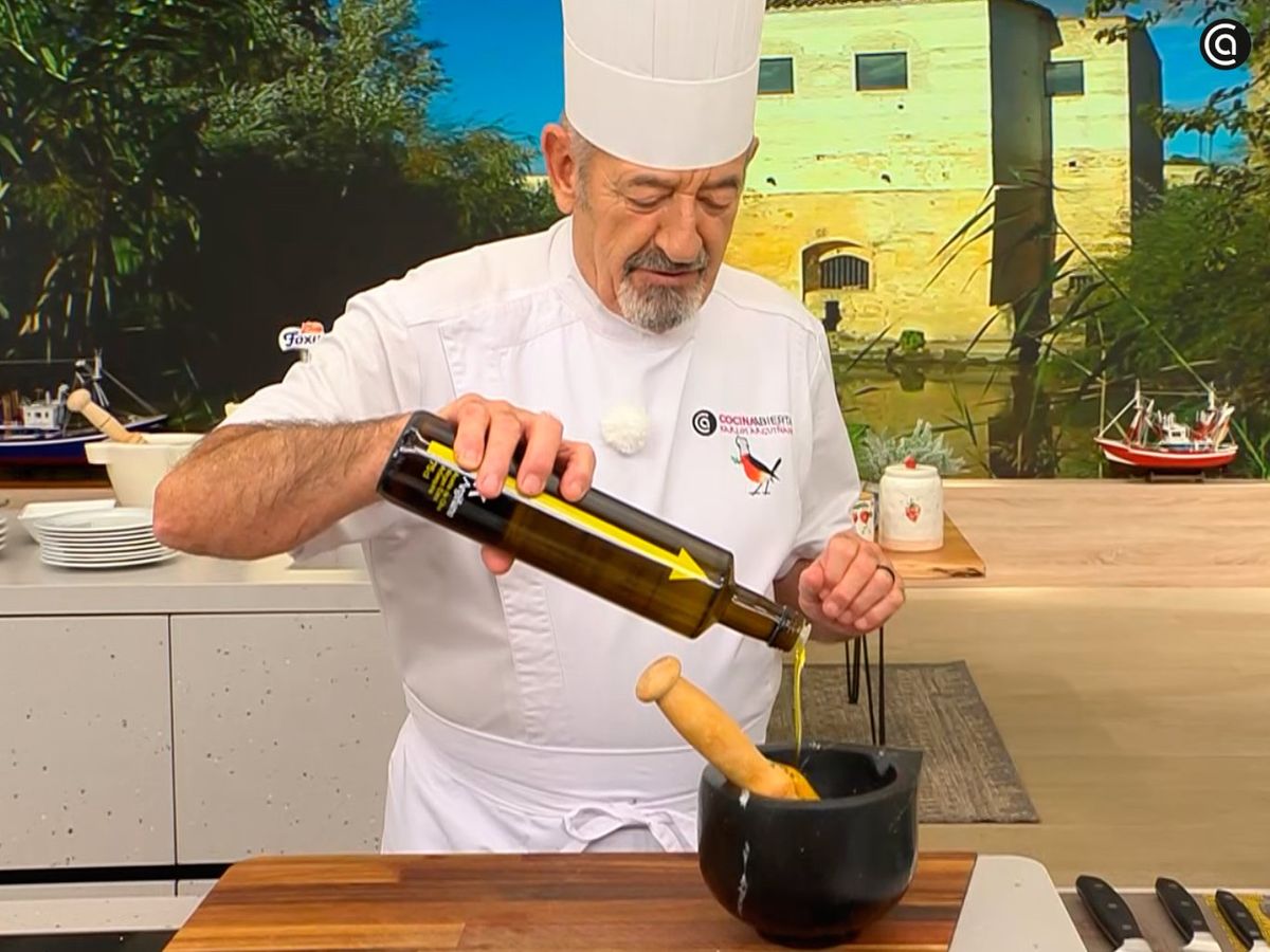 Tritura el ajo y el perejil con aceite