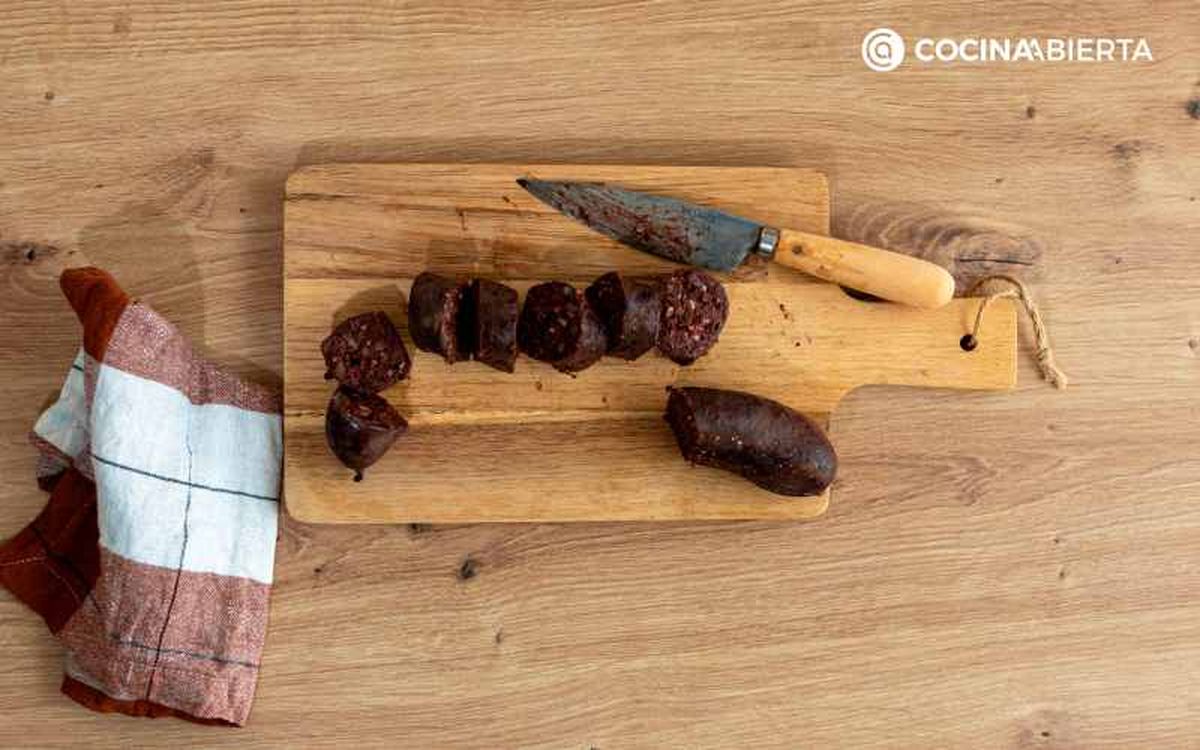 Corta la morcilla en rodajas