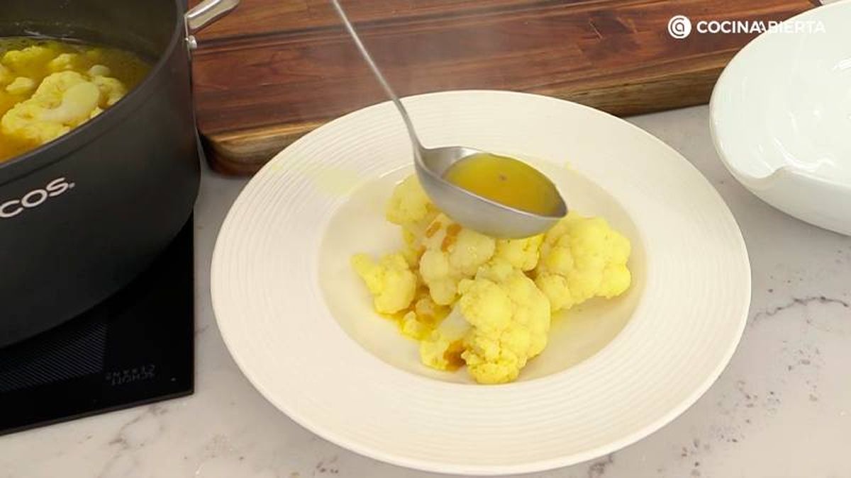 Sirve la coliflor en ajopollo y añade caldo