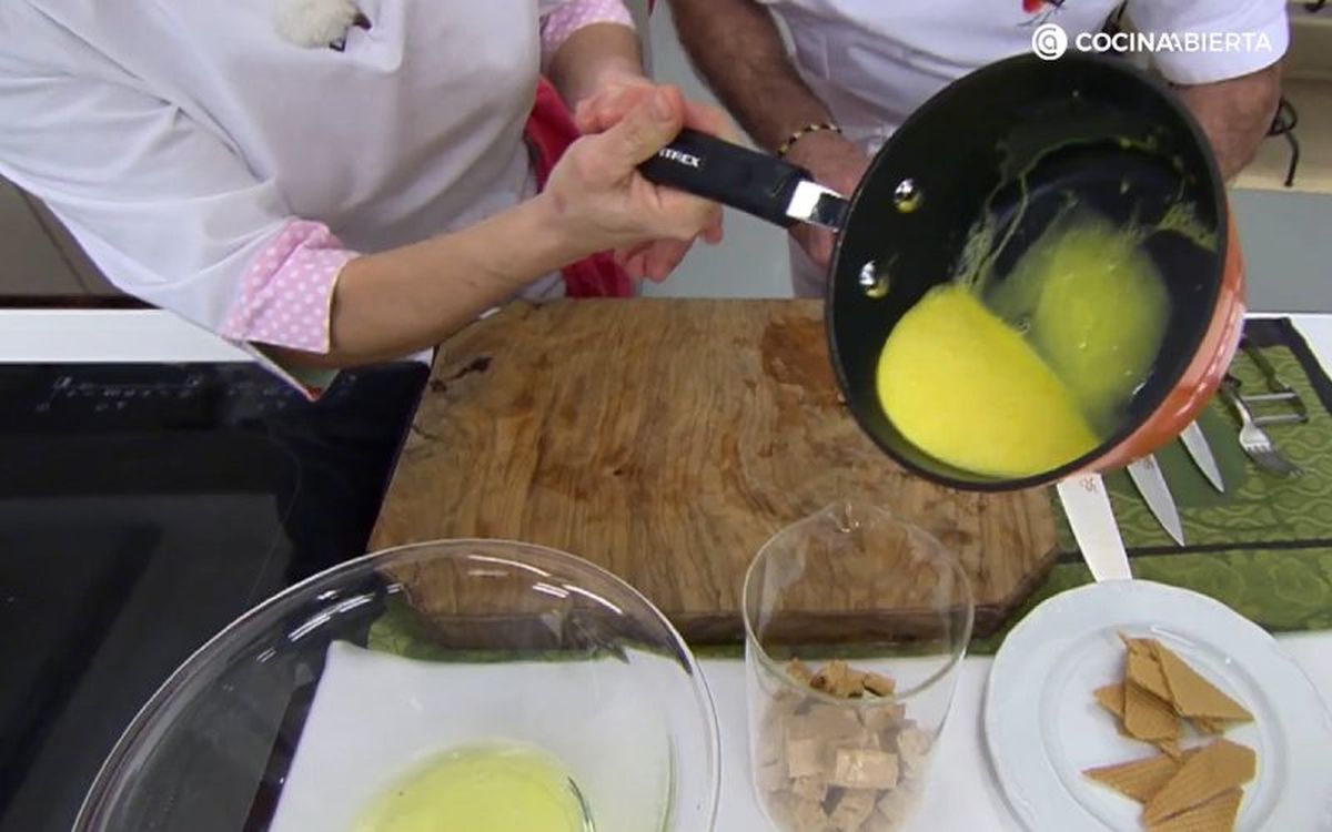 Una vez templadas, vierte las yemas al vaso batidor y tritura con el turrón