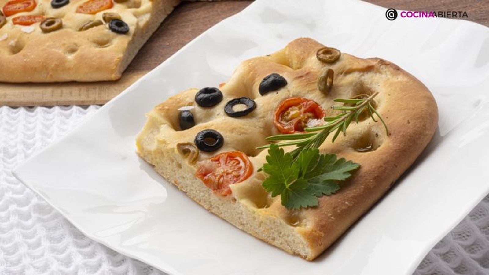 Focaccia italiana con tomates, aceitunas y romero Focaccia italiana con tomates, aceitunas y romero