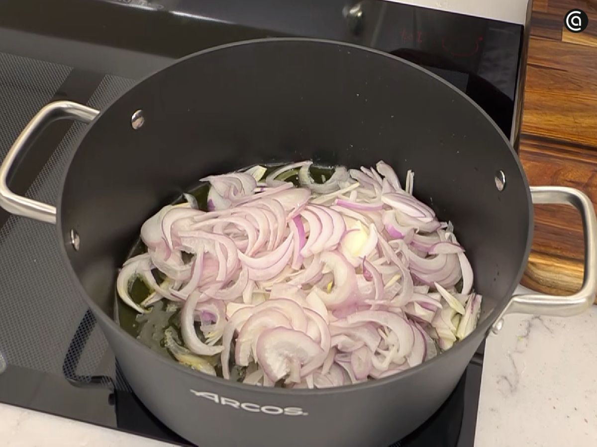 Pon la cebolla a pochar con el aceite y la mantequilla