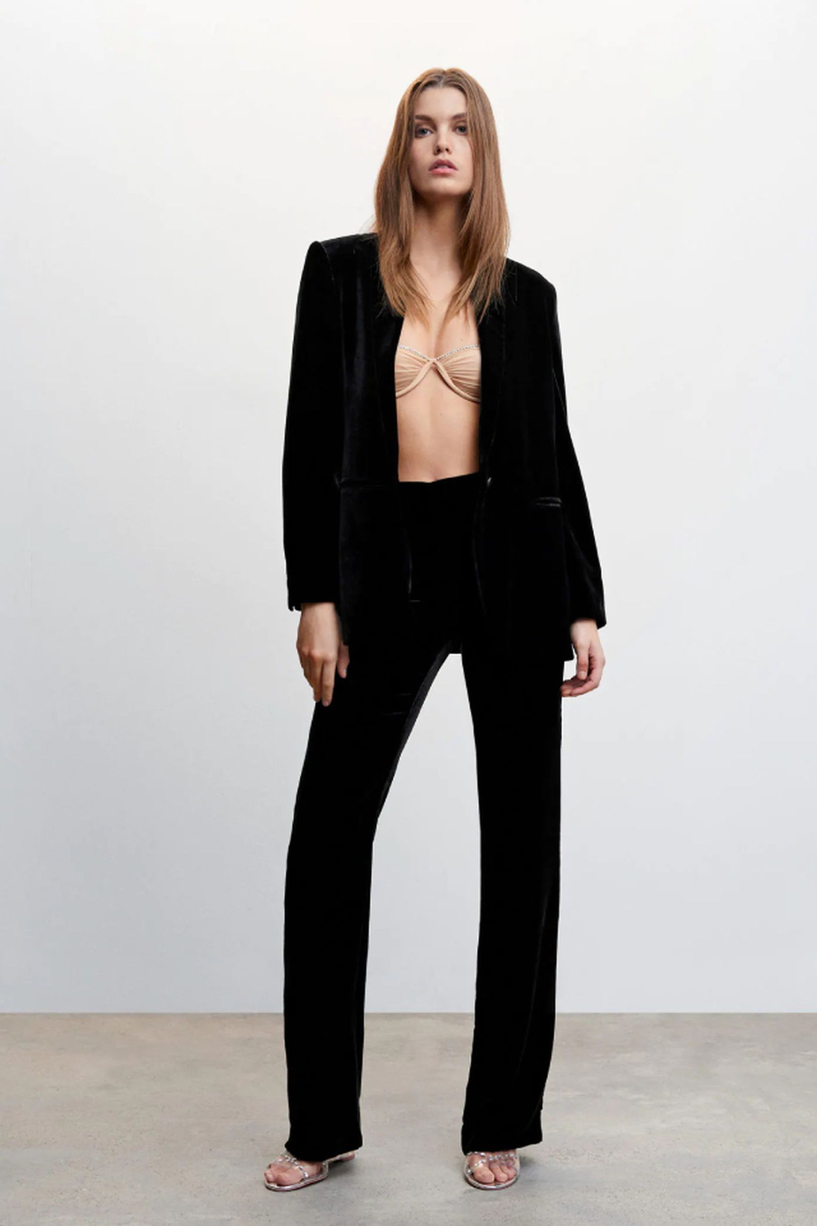 la nueva colaboracion de Camille x Mango que hara temblar a los disenos de Zara traje terciopelo la nueva colaboracion de Camille x Mango que hara temblar a los disenos de Zara traje terciopelo
