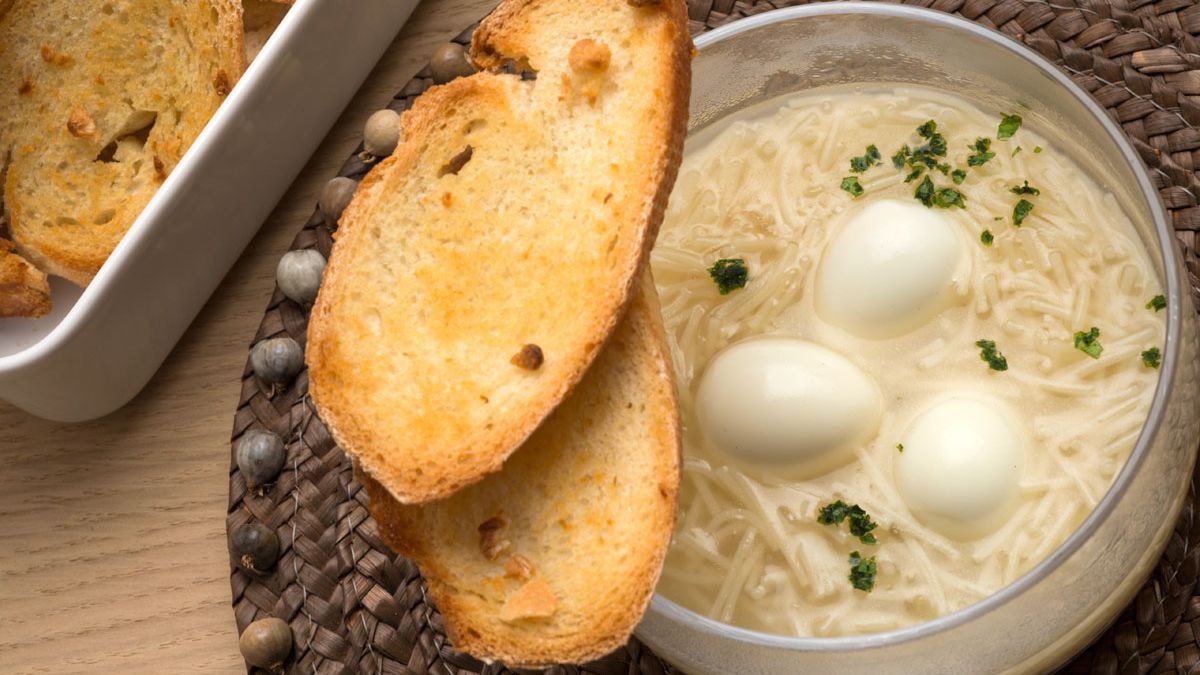 Sopa de gallina con huevos de codorniz 
