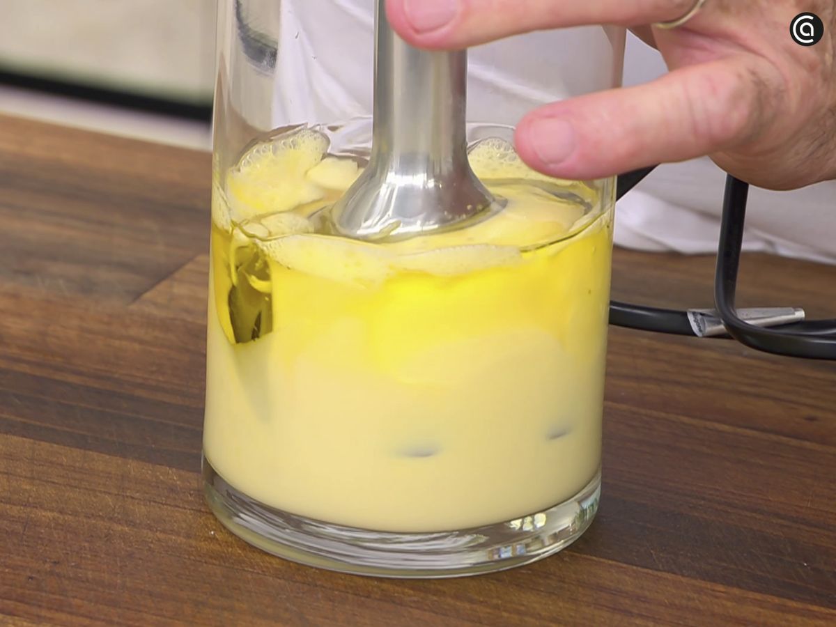 Prepara la mahonesa con huevo, sal y aceite suave