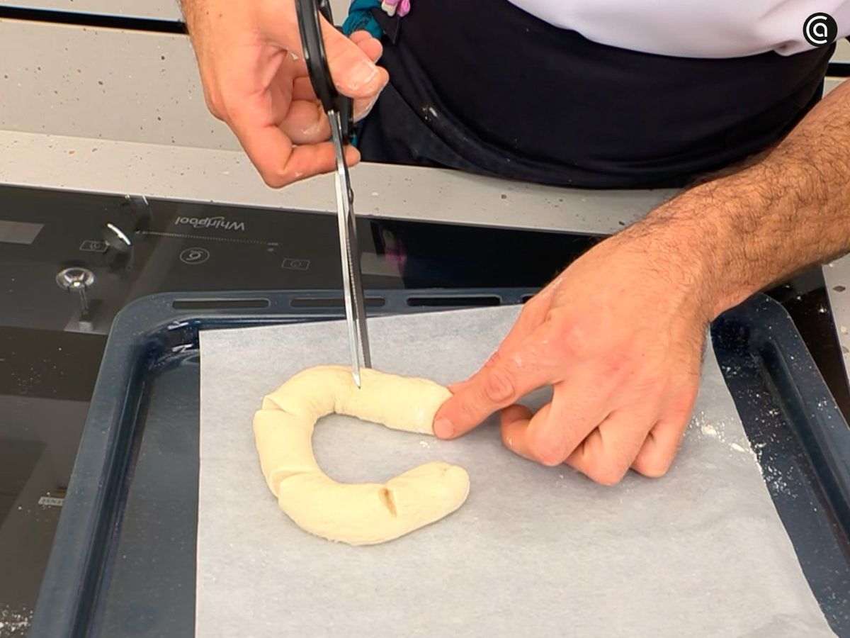 Forma los bollos con tijera y deja reposar