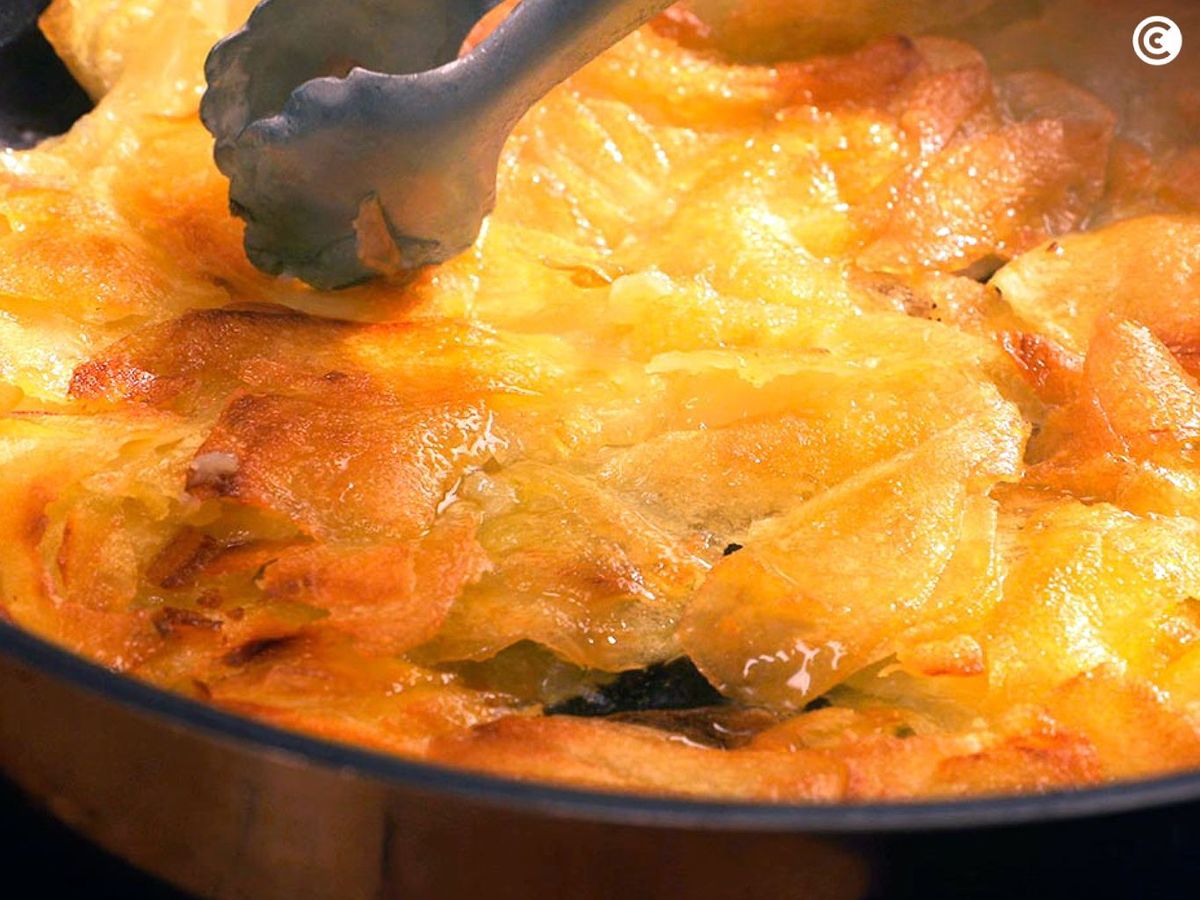 Freír las patatas para los huevos estrellados