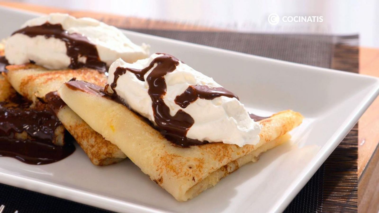 Crepes con chantilly y chocolate
